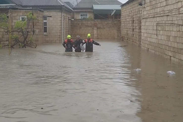 Su basan yerlərdən 3-ü uşaq olmaqla, 20 nəfər xilas olundu - VİDEO 