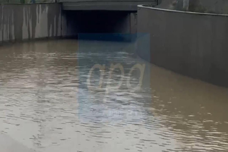 Sabunçu körpüsünü su basıb, giriş bağlanıb -VİDEO 