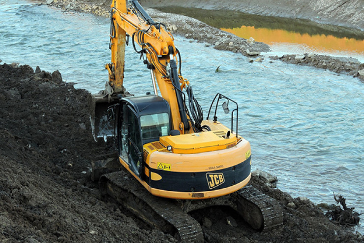 Ağsuda ekskavatoru SEL APARDI:  ölən və yaralılar var