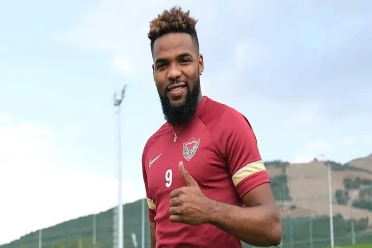 Bombardir futbolçu 11-ci mərtəbədən yıxılıb öldü 