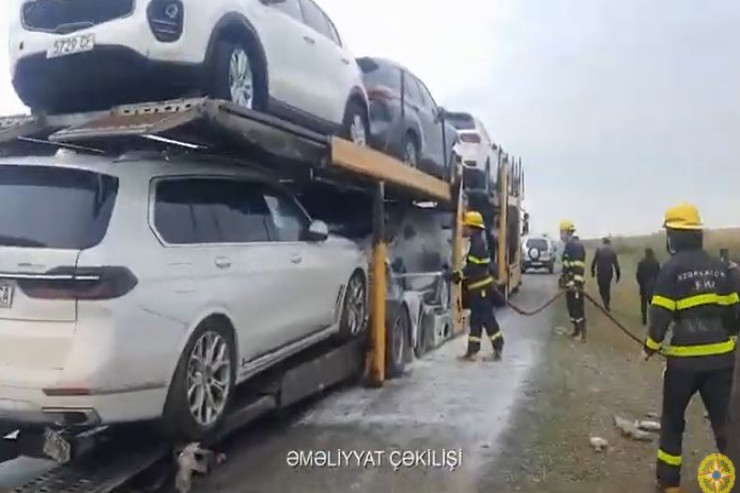 Bakıya gətirilən bahalı maşınlar yolda yandı - VİDEO 
