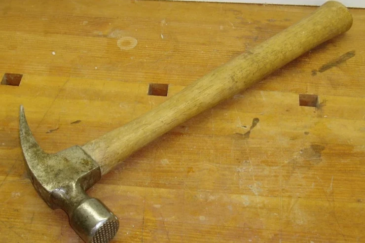 Şagird çəkiclə  müəllimin başına vurdu