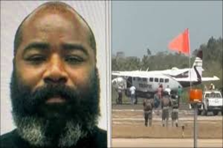 Keçmiş hərbçi təyyarəni qaçırdı,  sərnişinləri və pilotu bıçaqladı