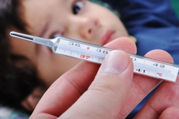 Ağdaşda FACİƏ:  2 yaşlı uşaq qızdırmadan öldü 