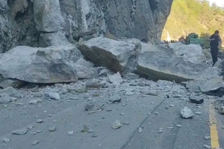 Qubada qaya parçaları 10 kəndin  yolunu bağladı - VİDEO 