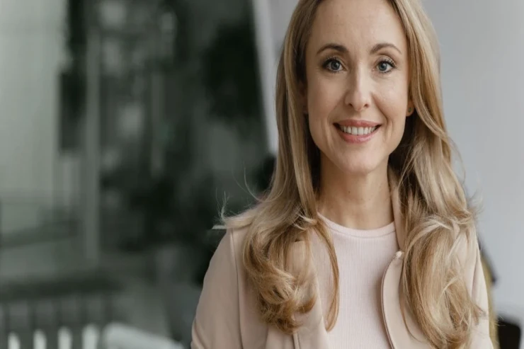 50 yaşdan yuxarı qadınların  fotolarda hər zaman yaxşı görünməsi üçün ƏSAS SİRLƏR 