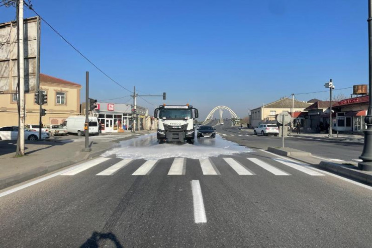 Bakının 550 küçəsi  yuyuldu