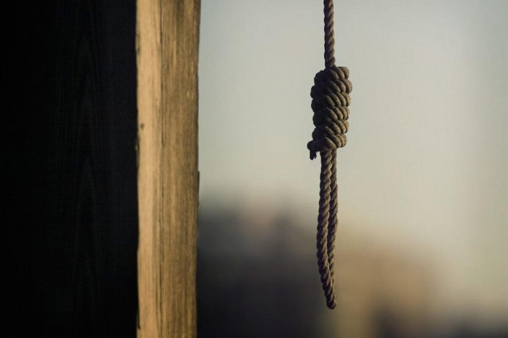 Ağcabədidə DƏHŞƏT : Küçədəki ağacdan özünü asdı