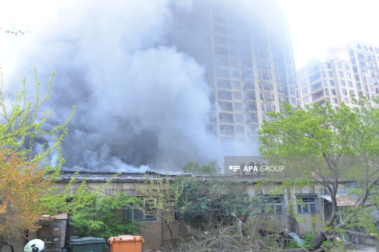 Bakının mərkəzində anbar yandı - VİDEO -YENİLƏNİB 