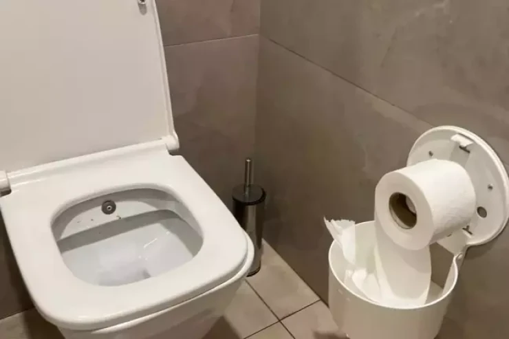 14 yaşlı qız  tualetdə doğduğu körpəni   zibil qutusuna atdı