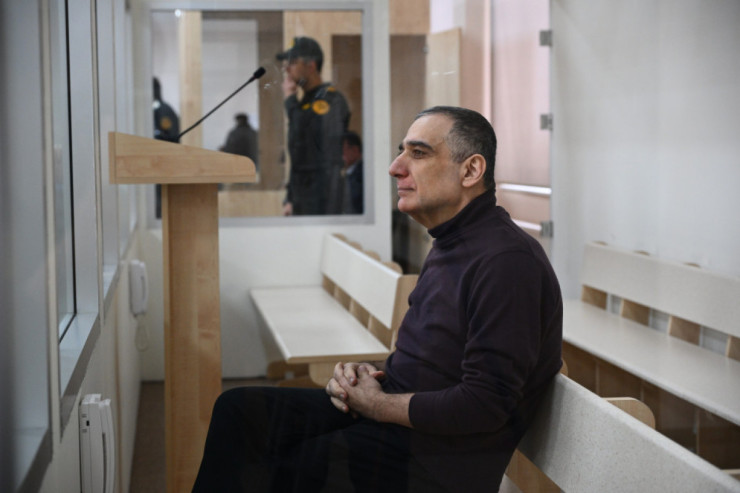 Mina qurbanları Vardanyanın məhkəməsinə əsa ilə gəldilər  