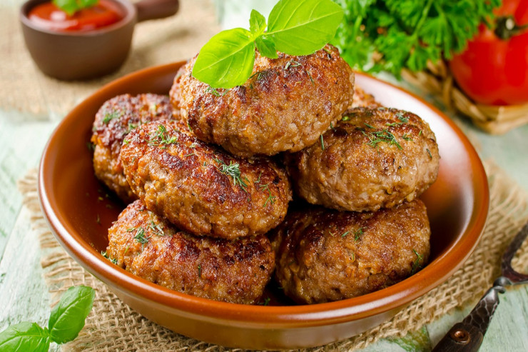 Kotleti bişirərkən  dağılmaması üçün   bu 5 qidanı ƏLAVƏ EDİN 