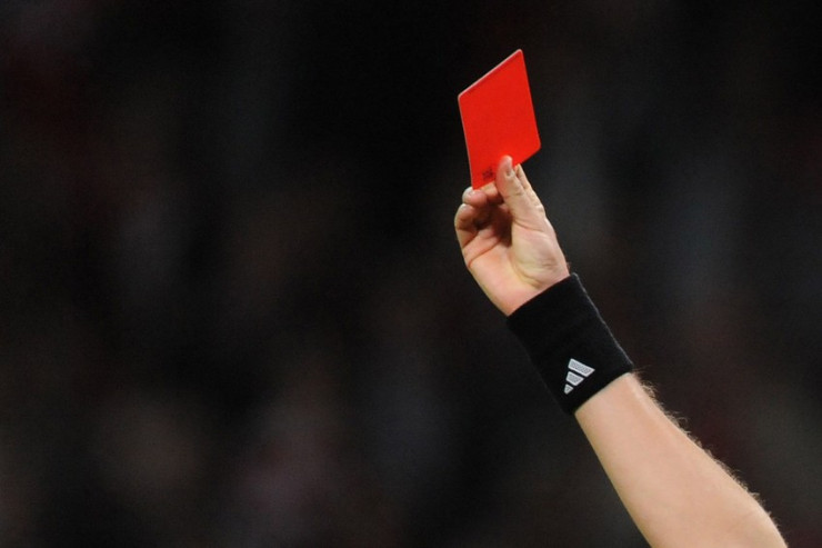 Hakim itə qırmızı vərəqə göstərdi - VİDEO 