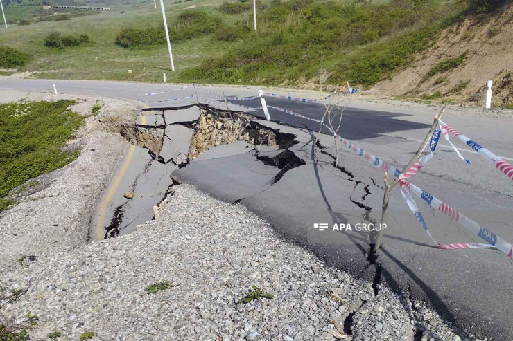 Şamaxıda torpaq sürüşməsi: yol çökdü 