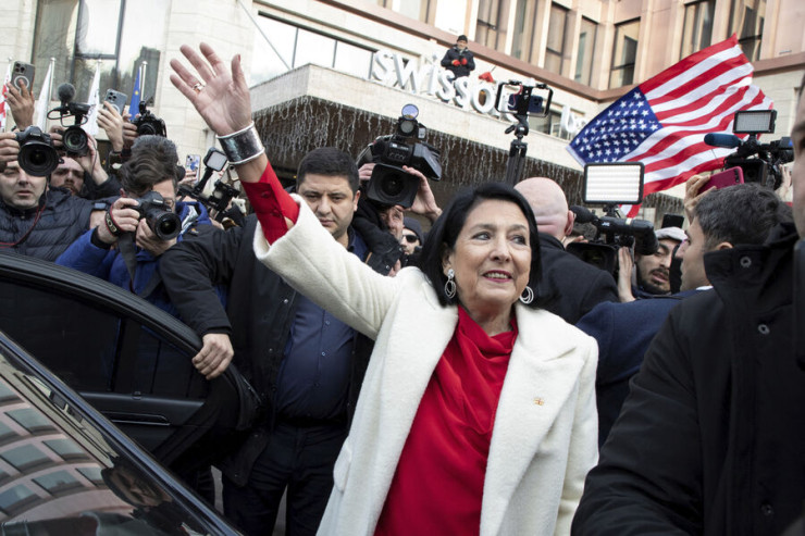 Gürcüstanın keçmiş prezidenti pulsuz qaldı 