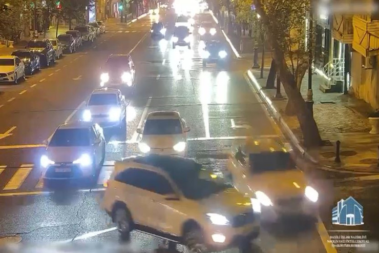 Bakının mərkəzində qəza: işıqforu qırdılar - HADİSƏ ANI 