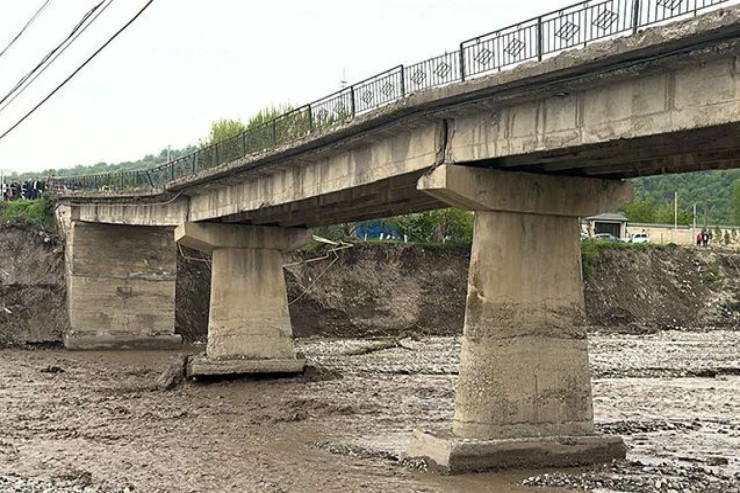 Qubada körpü yararsız hala düşdü: 60-dan çox kəndin yolu bağlandı 