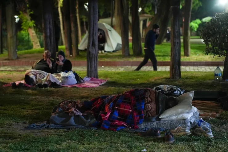 İstanbuldan GECƏ GÖRÜNTÜLƏRİ:  sakinlər küçədə yatdı