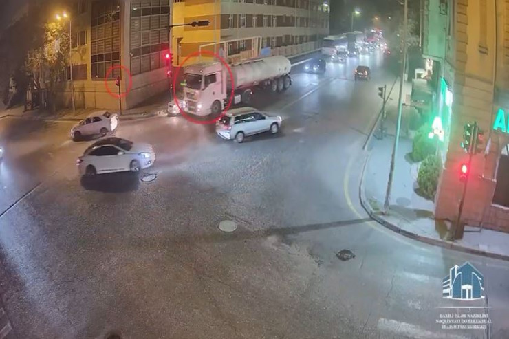 Bakıda qəza zamanı işıqfor yerindən çıxdı - VİDEO 