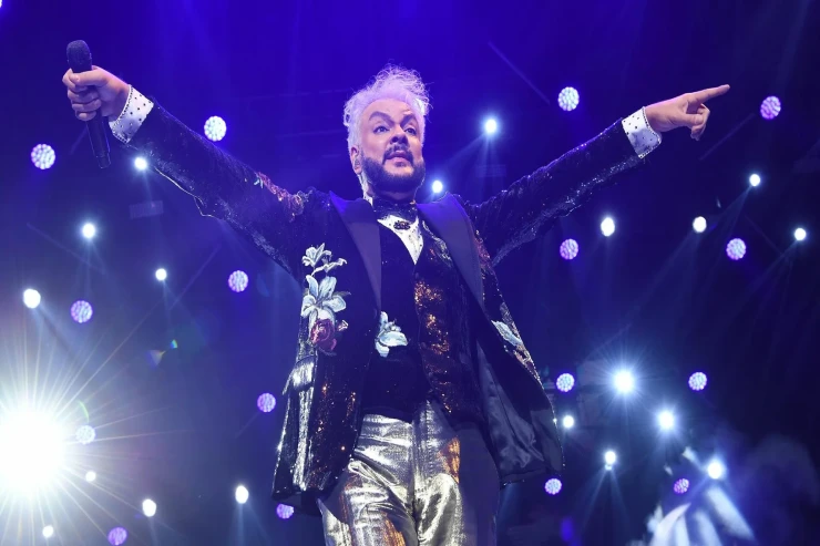 Konsert zamanı Kirkorovun gödəkçəsi yandı -VİDEO 