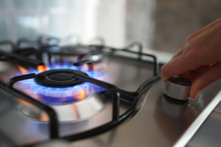 Yemək bişirən qadın yanaraq öldü 