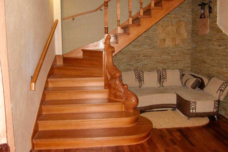 Qusarda kişi pilləkəndən yıxılıb öldü