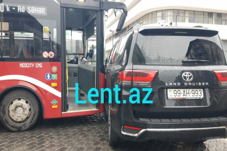 Bakıda avtobus ciplə toqquşdu - YENİLƏNİB 