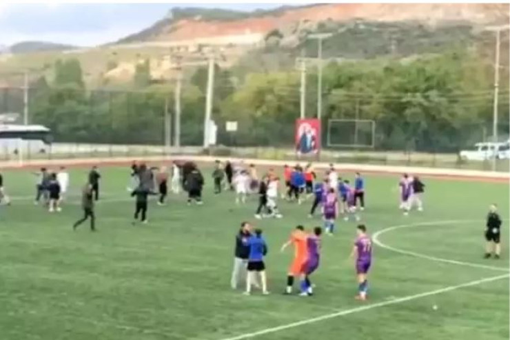 Final oyununda futbolçular stadionu rinqə çevirdi - VİDEO 