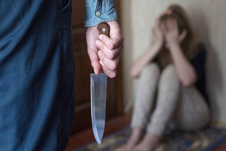 Kişi 5 uşaq anası olan arvadını öldürdü 