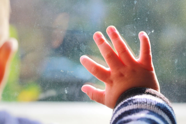 Binadan yıxılan uşaq sağ qaldı 