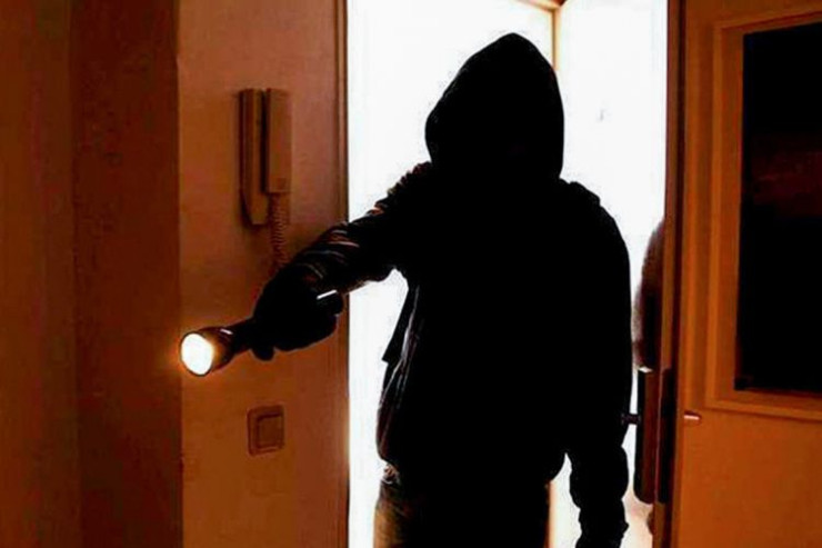 Abşeronda evə gələn polislər oğru ilə QARŞILAŞDI:  cibindən "lezva"  çıxdı