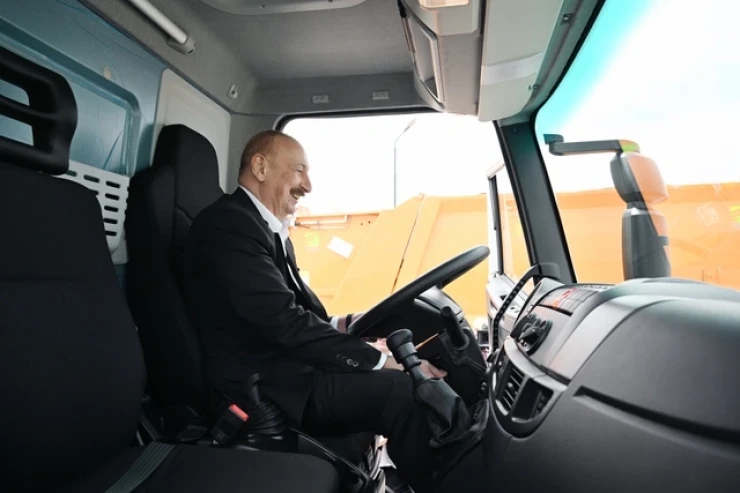 İlham Əliyev xüsusi təyinatlı avtomobil sürdü - FOTOLENT 