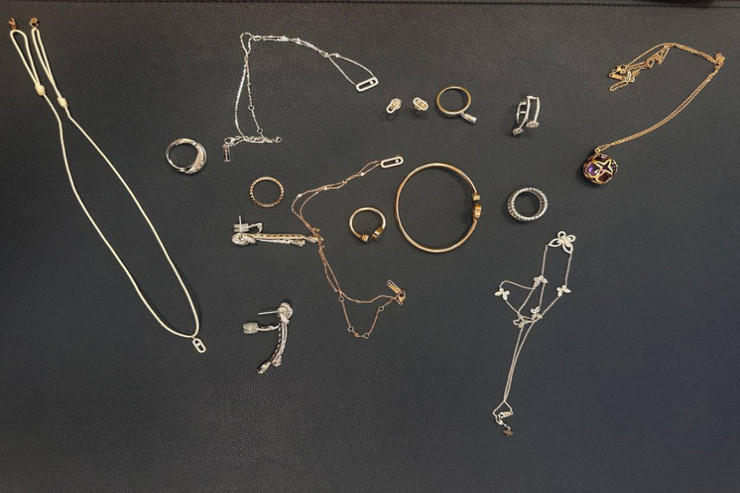 Aeroportda əcnəbinin cibindən 14 milyonluq qızıl  tapıldı