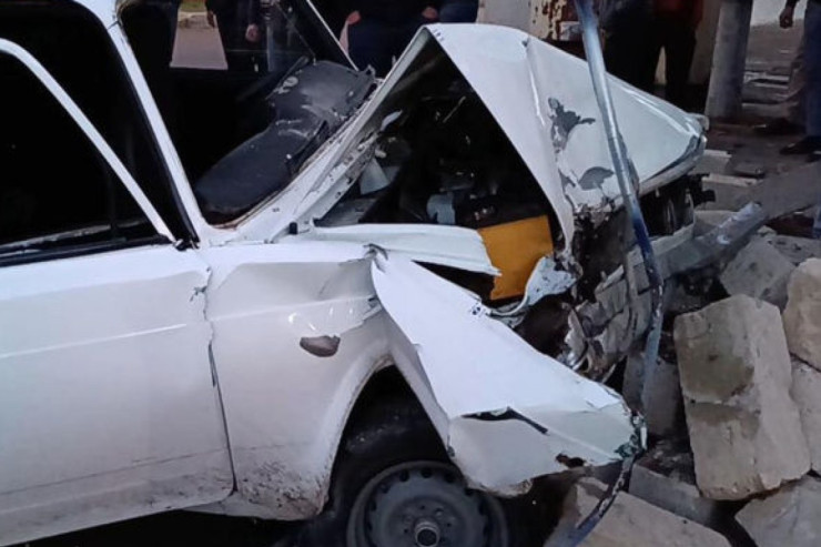 Ağcabədidə minik maşını traktorla TOQQUŞDU : ölənlər var