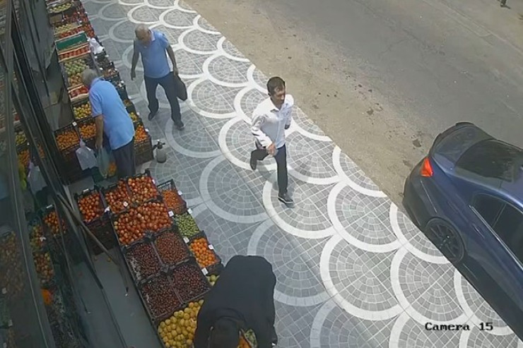 Bakıda azyaşlını qarət edən KAMERALARA DÜŞDÜ 