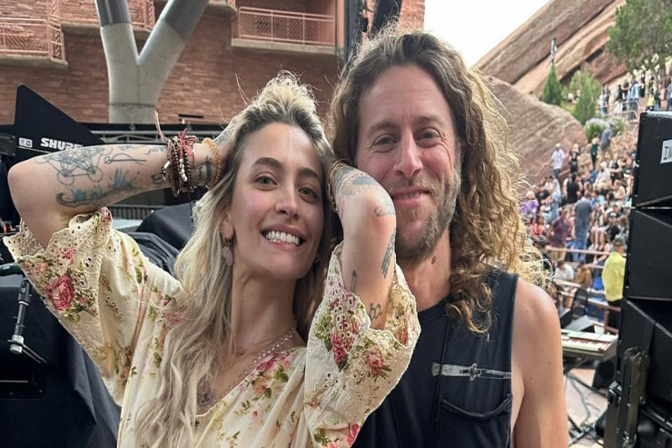 Maykl Ceksonun qızı nişanlısından ayrıldı 