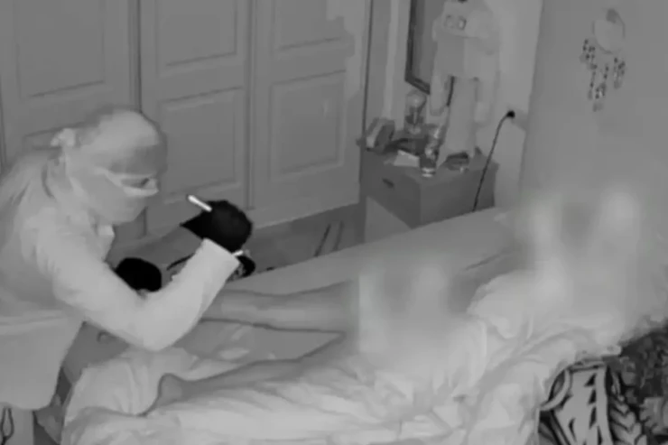 Oğru əvvəlcə çılpaq yatan qadına  sataşdı, sonra pulqabısını  götürüb qaçdı