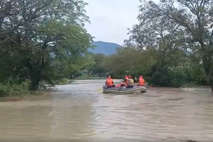 Krasnodarda küçələri, yolları su basdı-VİDEO 