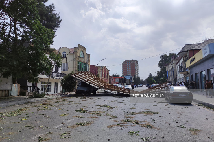 Külək dam örtüyünü avtomobillərin üzərinə aşırdı