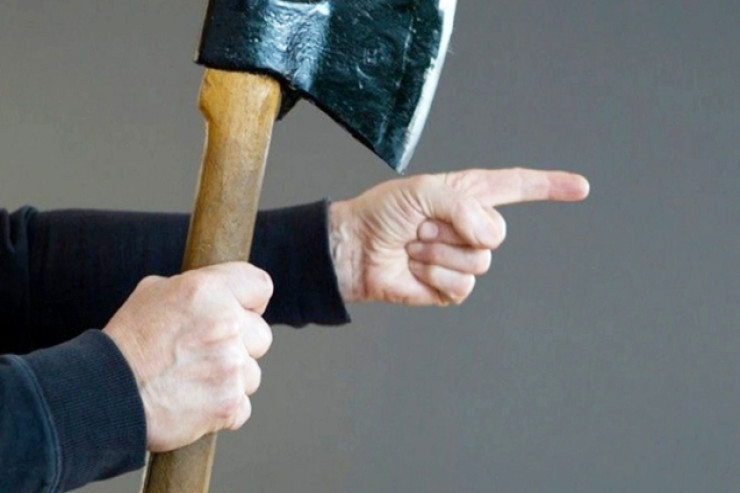 Oğuzda balta ilə insanlara hücum edən ruhi xəstə tutuldu 