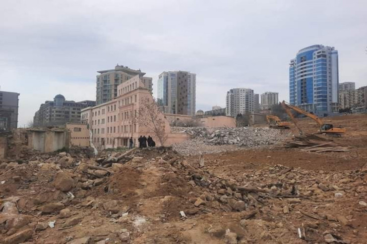 “Sovetski”də növbəti söküntü başladı 