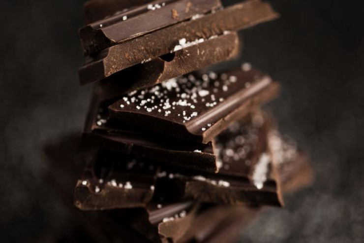 Səhər, yoxsa axşam:  Arıqlamaq və ürək sağlamlığı üçün qara şokoladı  nə vaxt yemək daha faydalıdır?