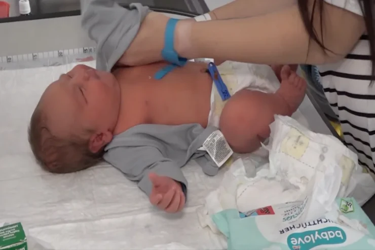 25 yaşlı qadının  doğduğu uşağın çəkisi   hamını TƏƏCCÜBLƏNDİRDİ 