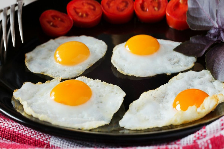 Təcrübəli evdar qadınlar qayğanağı  belə bişirir: mükəmməl səhər yeməyinin  sirləri