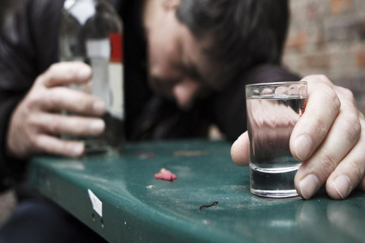 Bakıda kişi spirtdən komaya düşüb ÖLDÜ 
