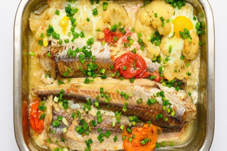 Gül kələmi, pendir və pomidorla sobada bişmiş balıq RESEPTİ 