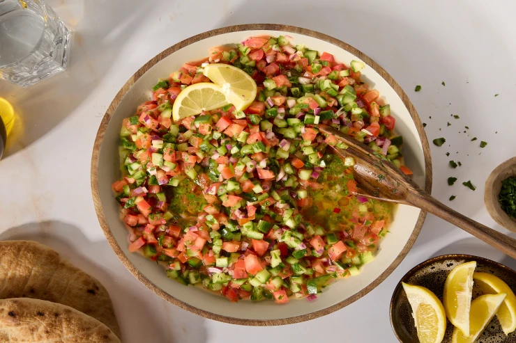 Salatların içərisinə qaşıq qoymaq  olmaz