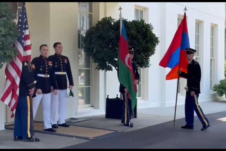 Azərbaycan və Ermənistanın dövlət bayraqları Ağ Evə gətirildi 