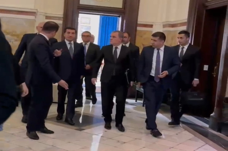 Azərbaycan Prezidentini müşayiət edən heyət görüşə hazırlaşır 