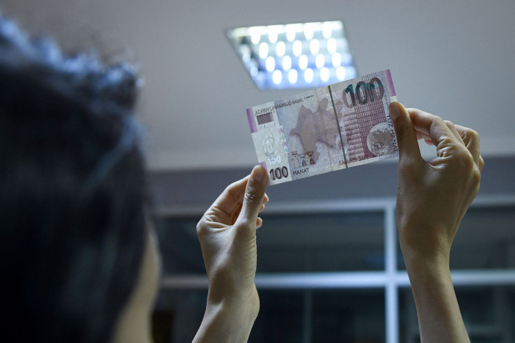 Sumqayıtda KURYOZ OĞURLUQ:  45 min manatı götürüb yerinə saxta pul qoydu